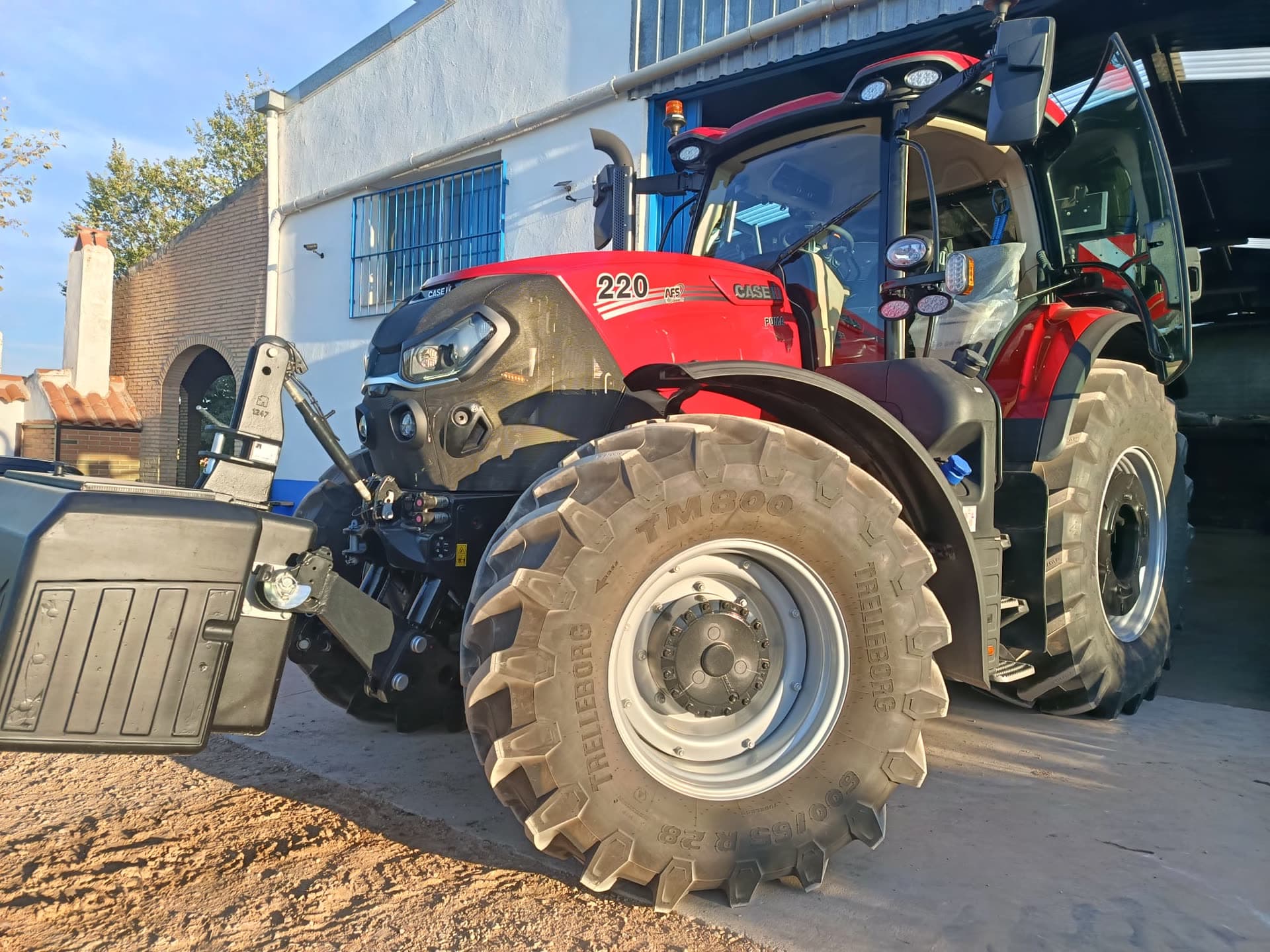 Tractor Case IH de 220 CV, maquinaria agrícola propia de Agropablera